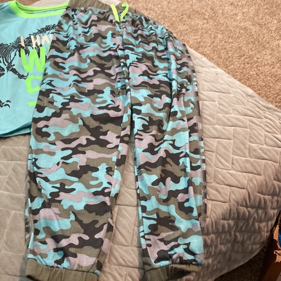 OshKosh Boys PJs - Picture 2 of 5